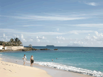 Blick von Maho Bay auf Saba und ein Kreuzfahrtschiff