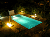 Der Hotelpool bei Nacht